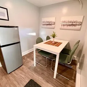 Newly Renovated Studio, Separate Entrance Guest house Montreal